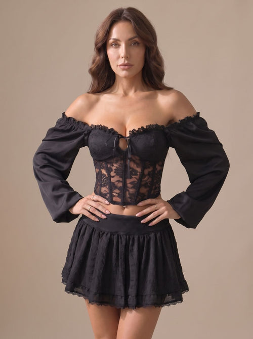 Detalle del encaje floral en el top corsé negro con escote hombros al aire