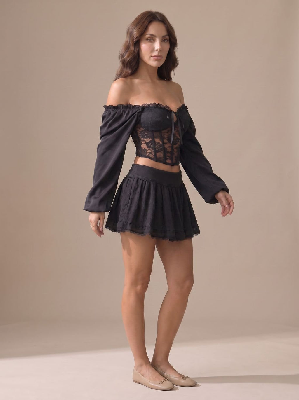 Mujer con top corsé de encaje y mangas largas abullonadas en look de noche