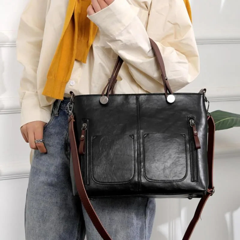 Bolso Adelina llevado al hombro por una mujer con look casual