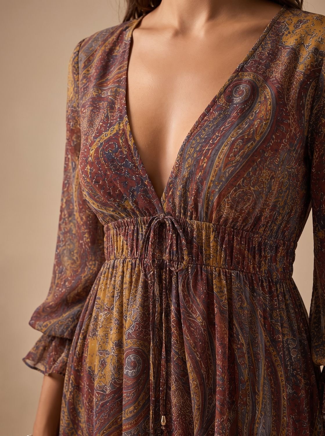 Mangas 3/4 tipo globo del vestido boho con estampado paisley