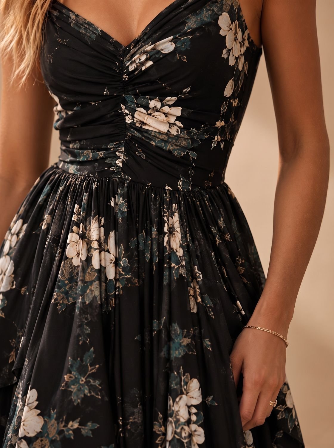 Mujer luciendo vestido maxi floral negro en un ambiente de verano al aire libre