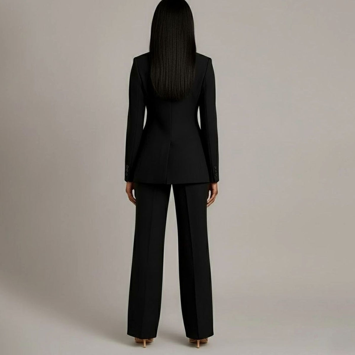 Conjunto de traje femenino combinado con tacones para un look formal