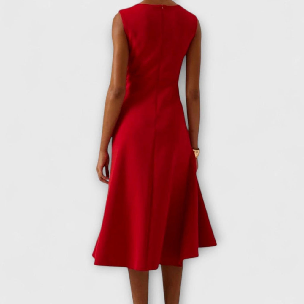 Detalle del drapeado lateral asimétrico del vestido midi Alondra