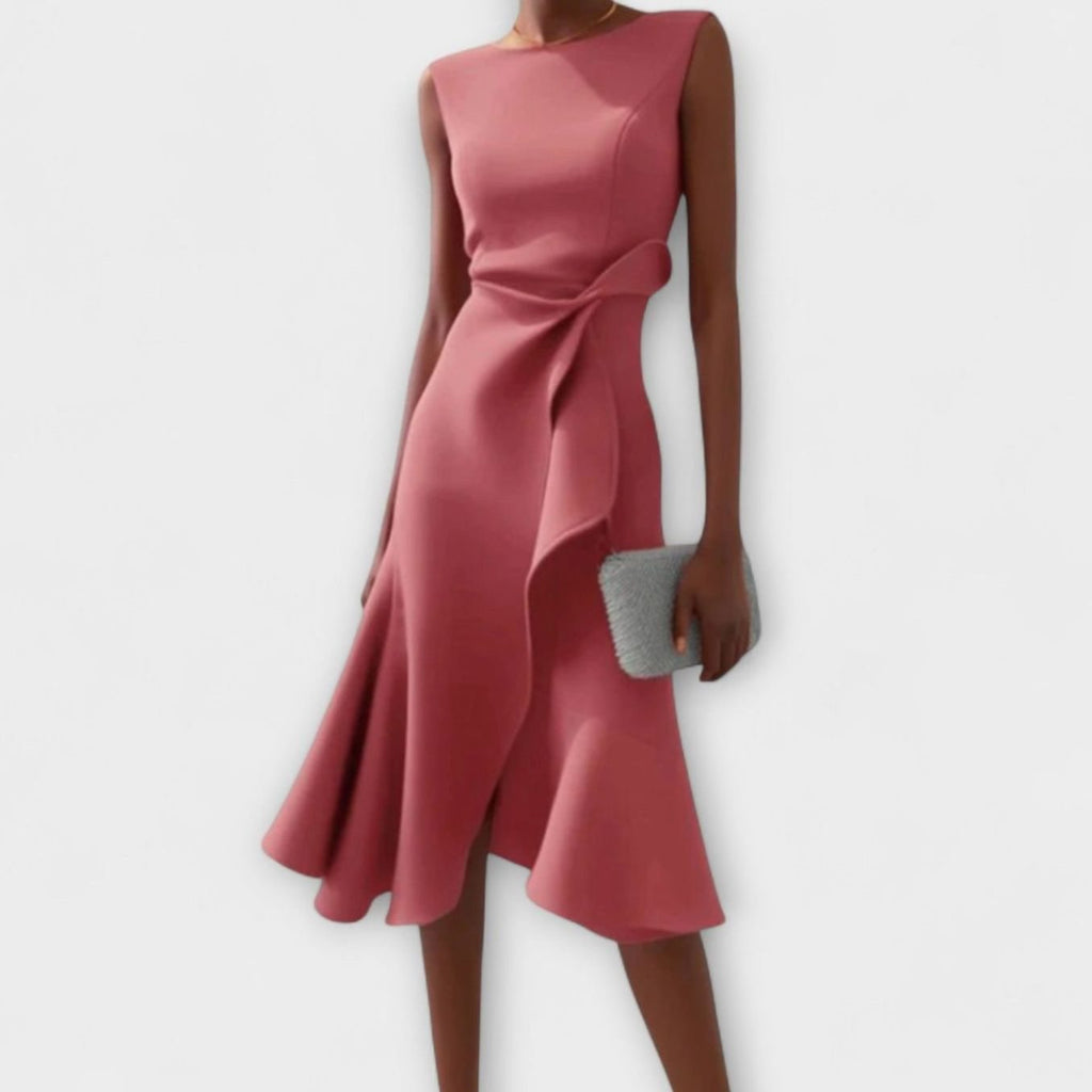 Mujer luciendo vestido midi elegante sin mangas para boda o evento