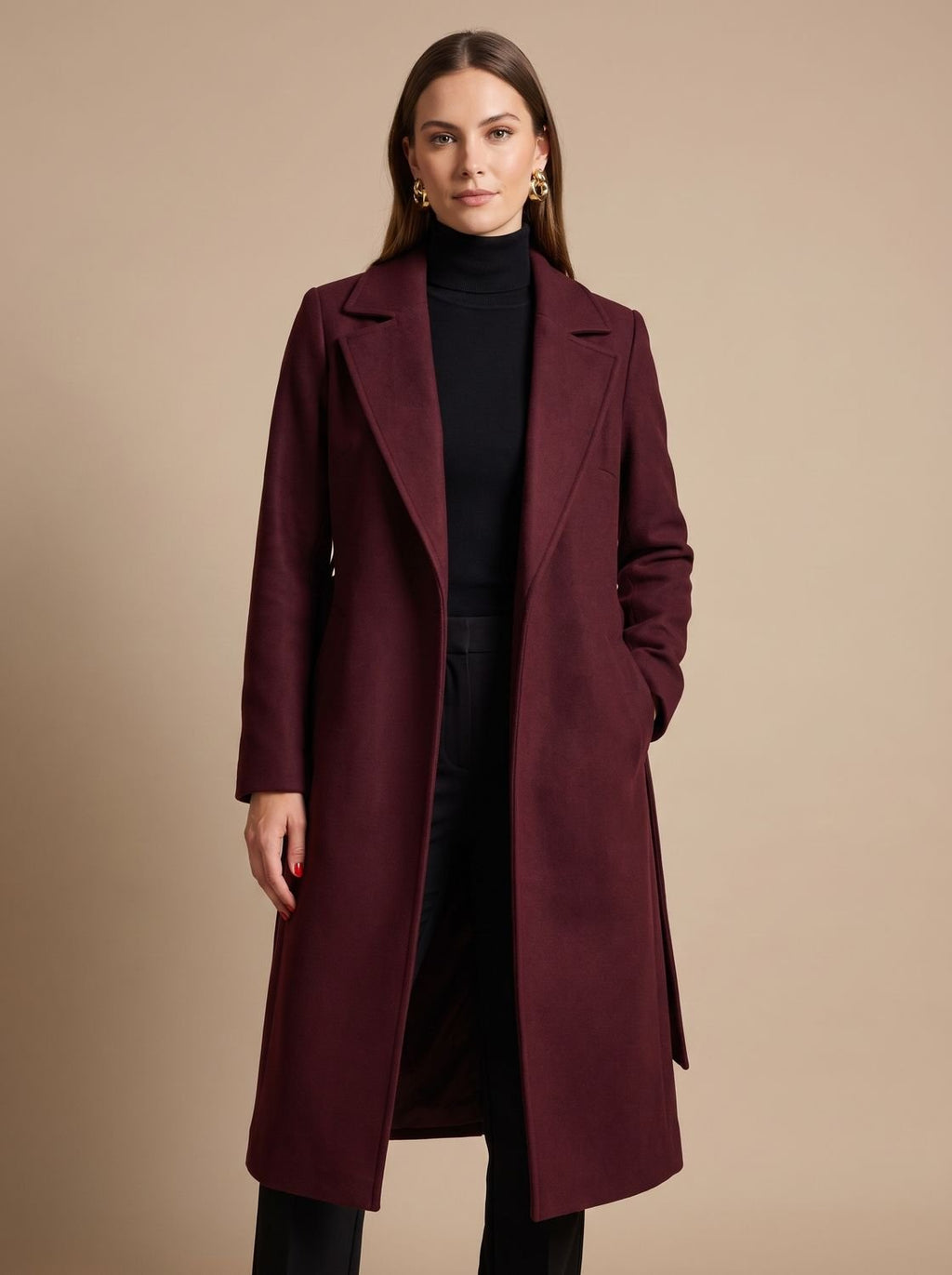 Abrigo largo con cinturón combinado con look casual de invierno