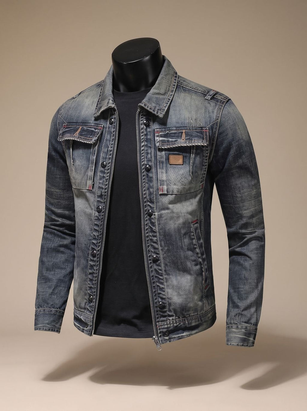 Bolsillos de pecho con solapa en la cazadora denim trucker Marlon