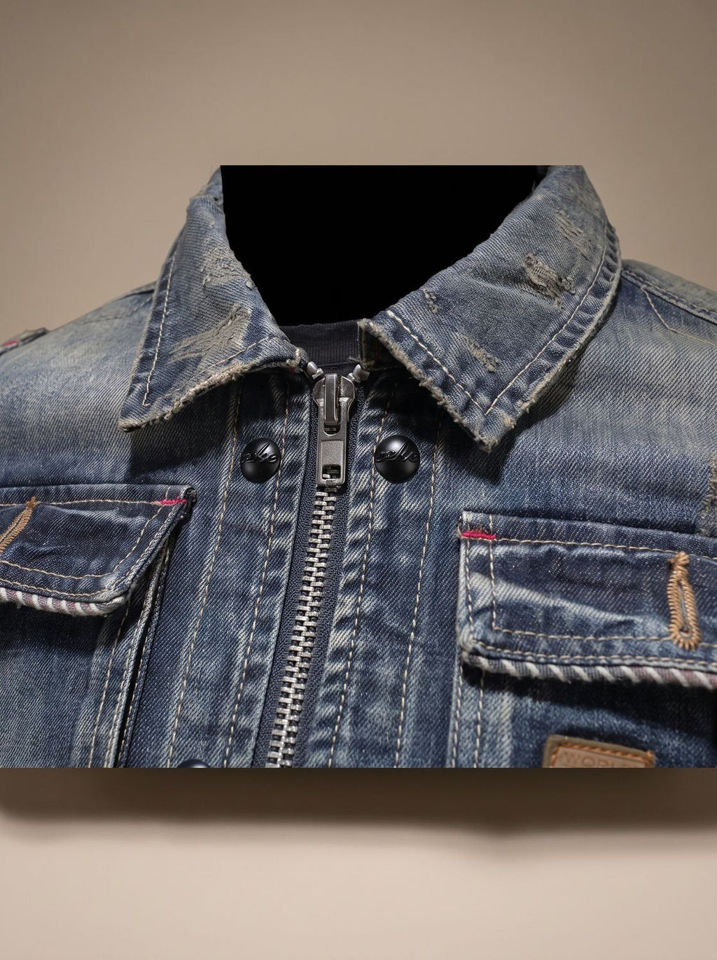 Detalle de la tapeta de botones y acabado desgastado de la cazadora Marlon