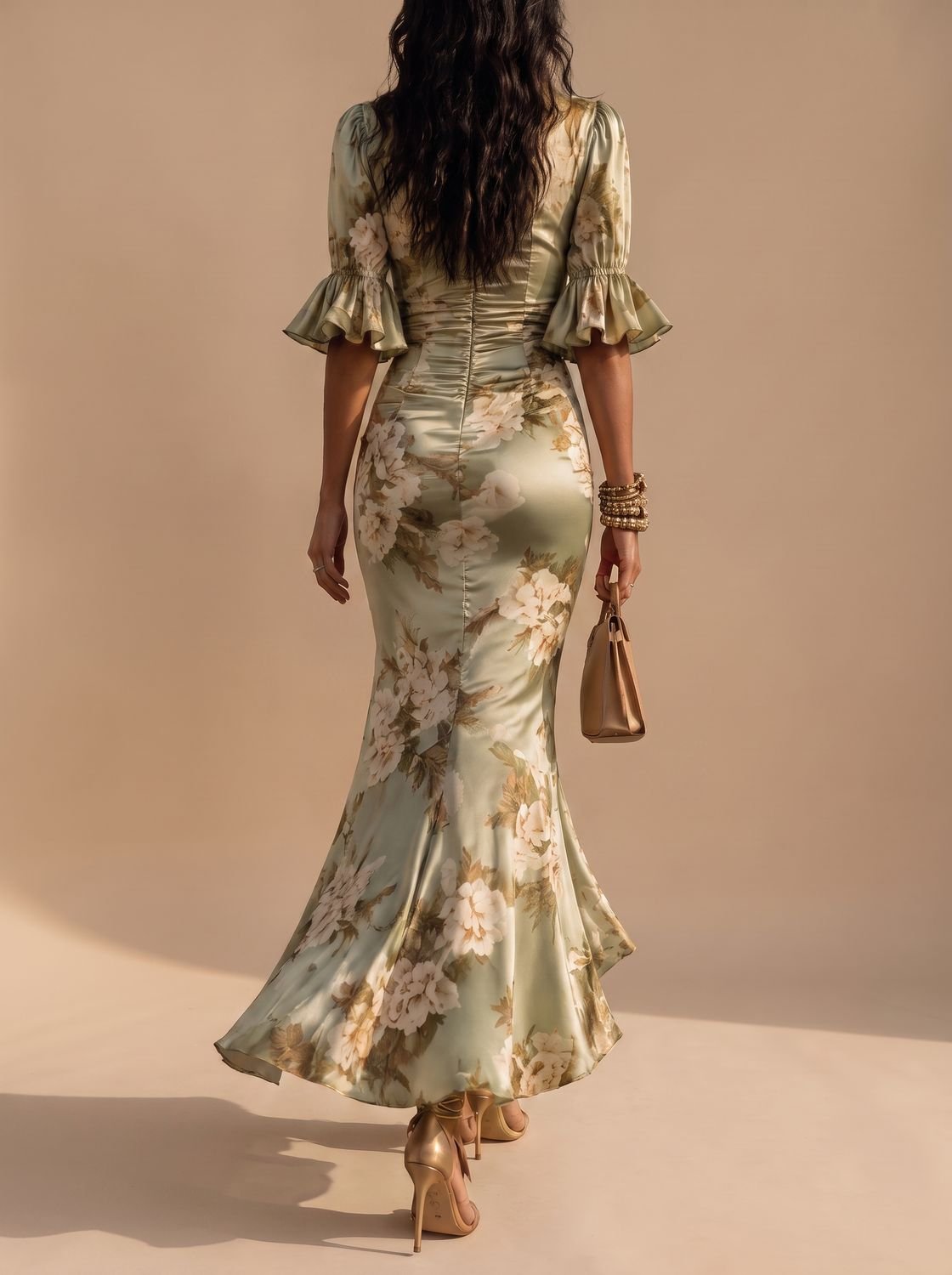 Detalle del cuerpo fruncido y estampado floral del vestido midi