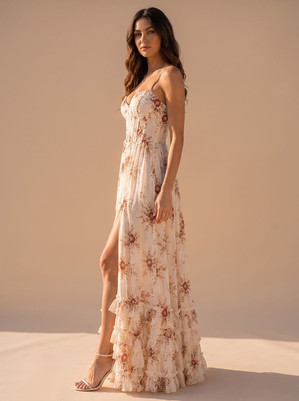 Vestido maxi floral con abertura frontal luciendo movimiento al caminar