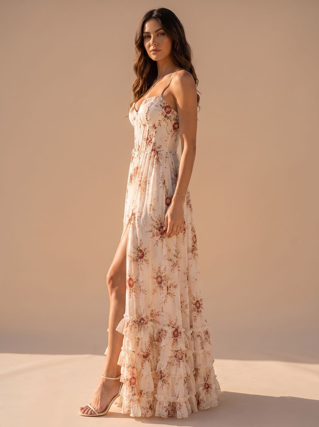 Vestido maxi floral con abertura frontal luciendo movimiento al caminar