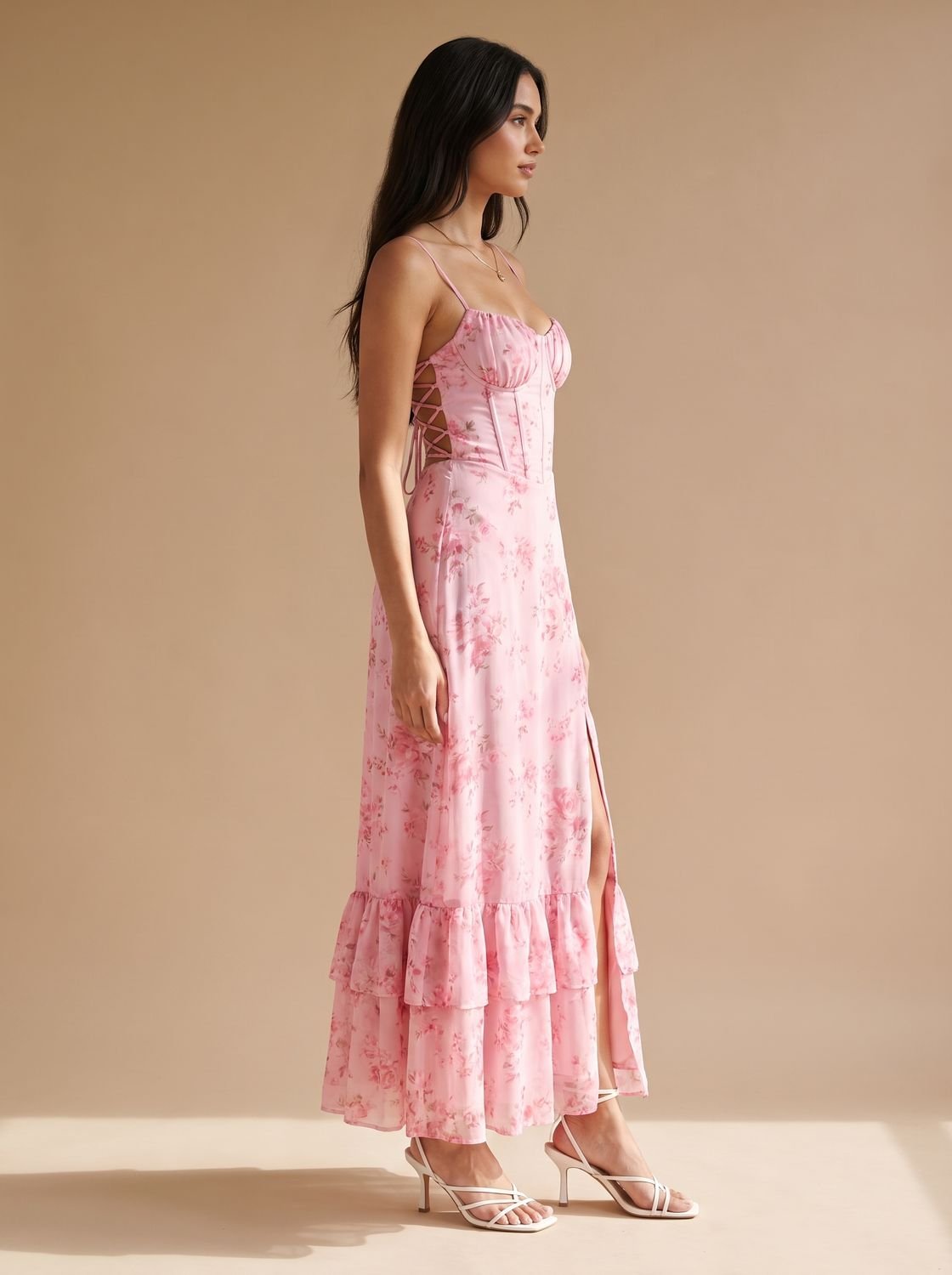 Modelo luciendo vestido boho floral con abertura frontal y sandalias