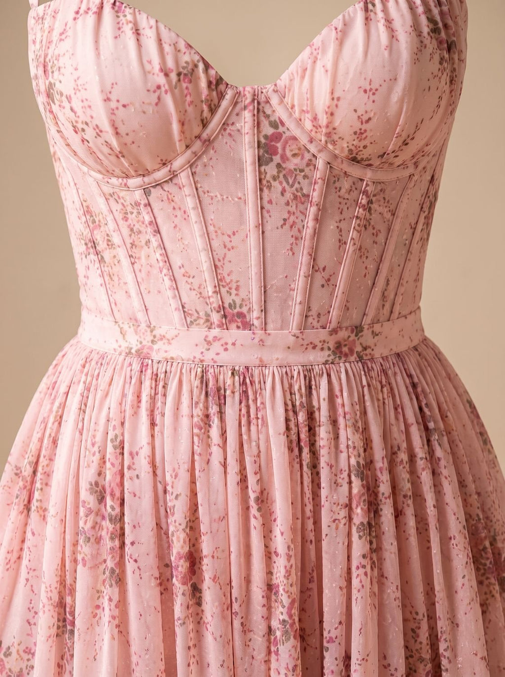 Vestido largo floral combinado con look casual de verano