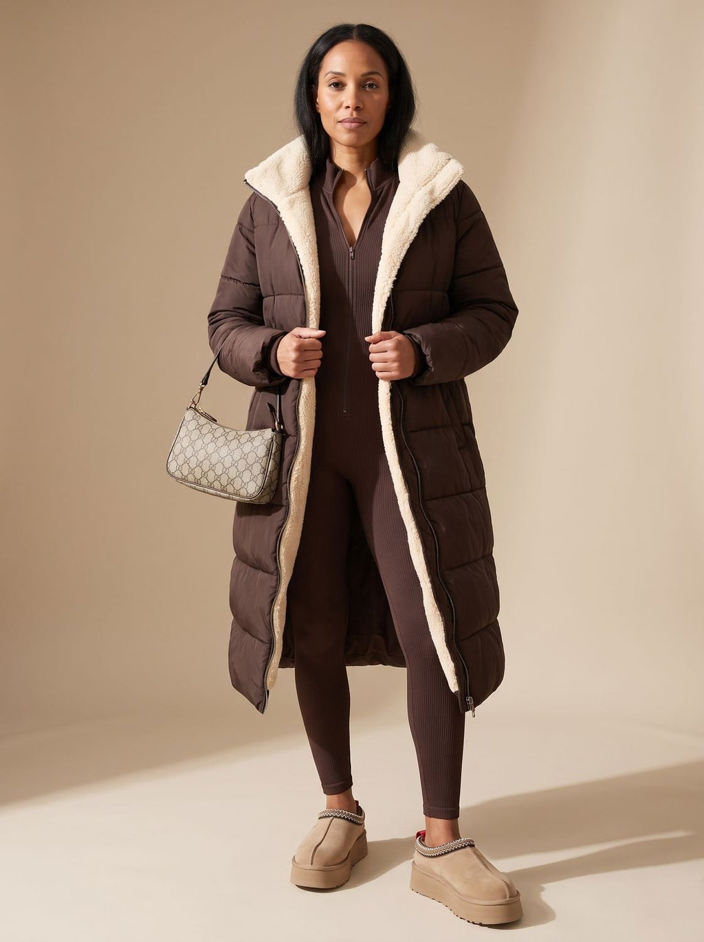 Detalle del interior de sherpa del abrigo reversible para mujer