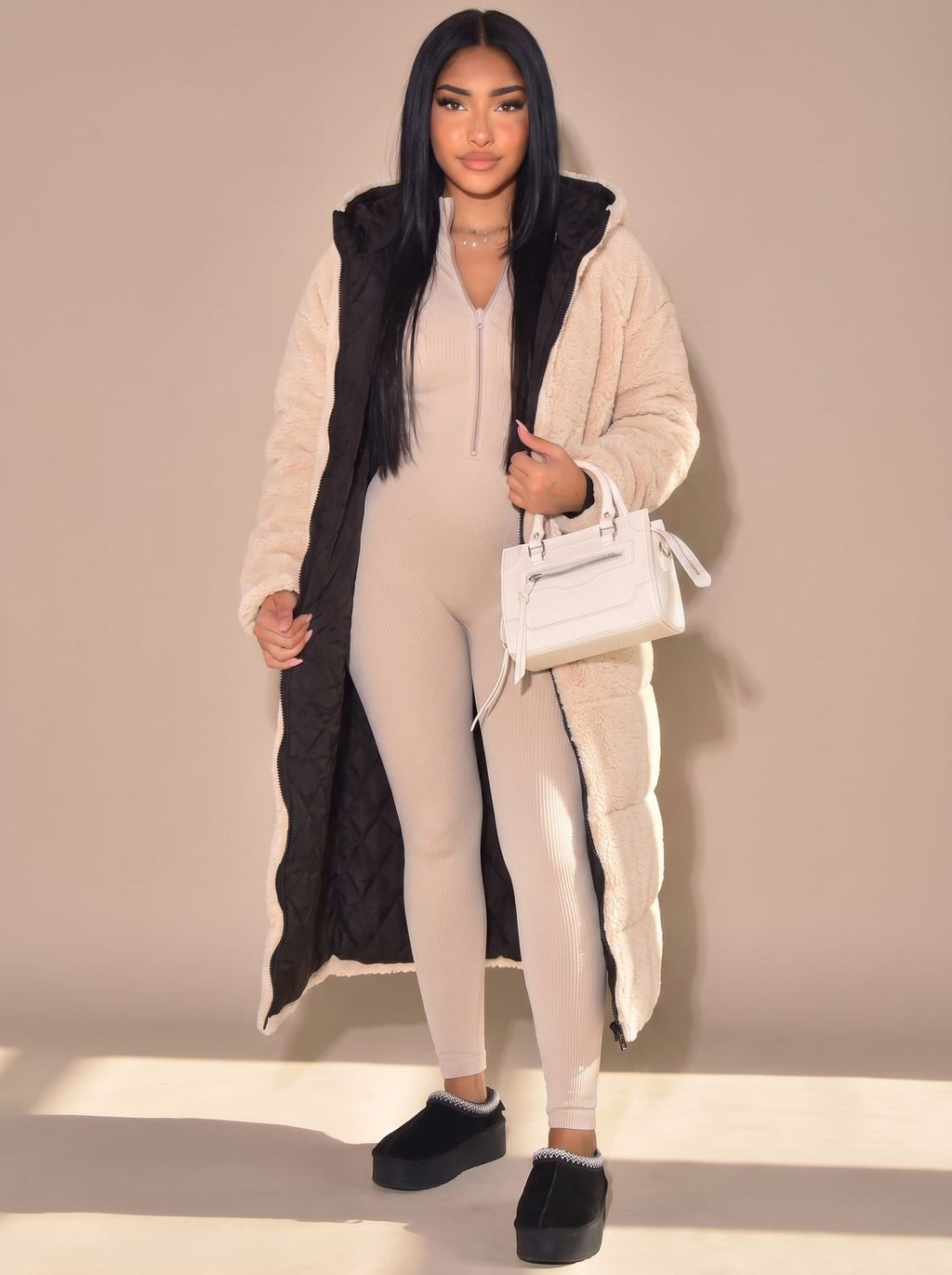 Mujer con abrigo longline combinado con vaqueros para un look casual de invierno