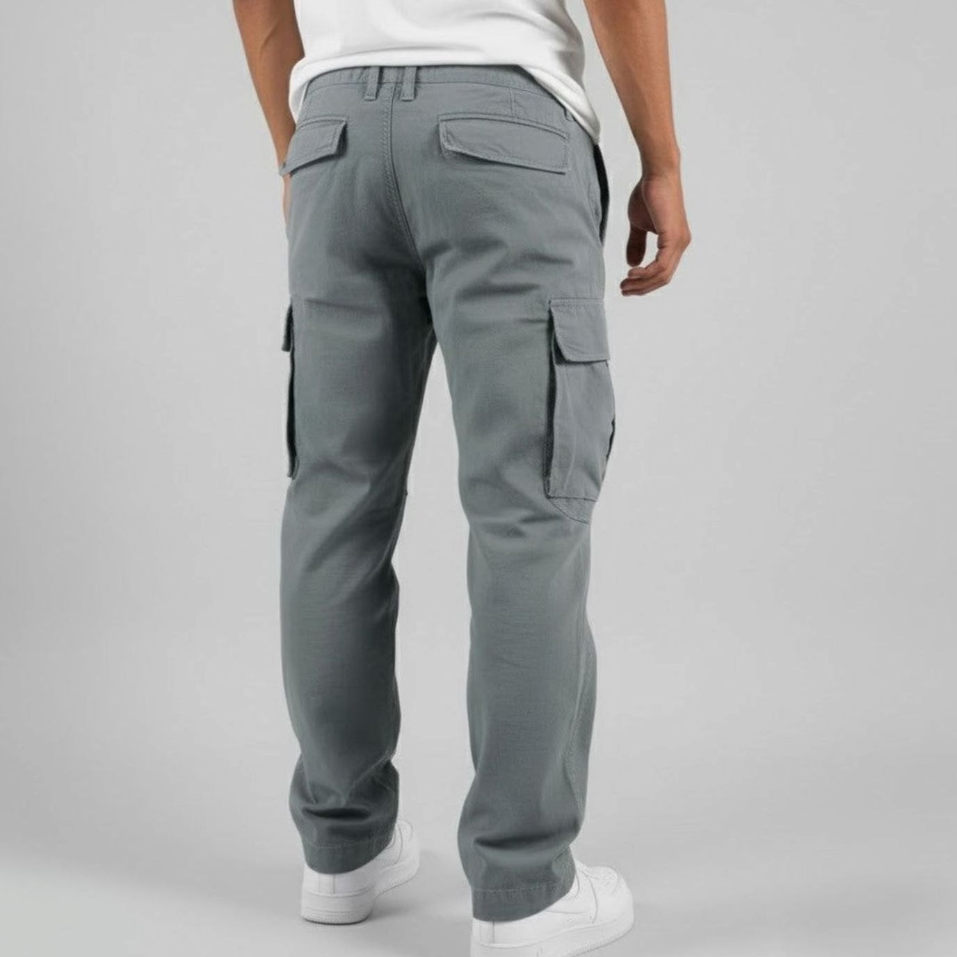 Detalle de tejido y acabado del pantalón cargo Kaden para hombre