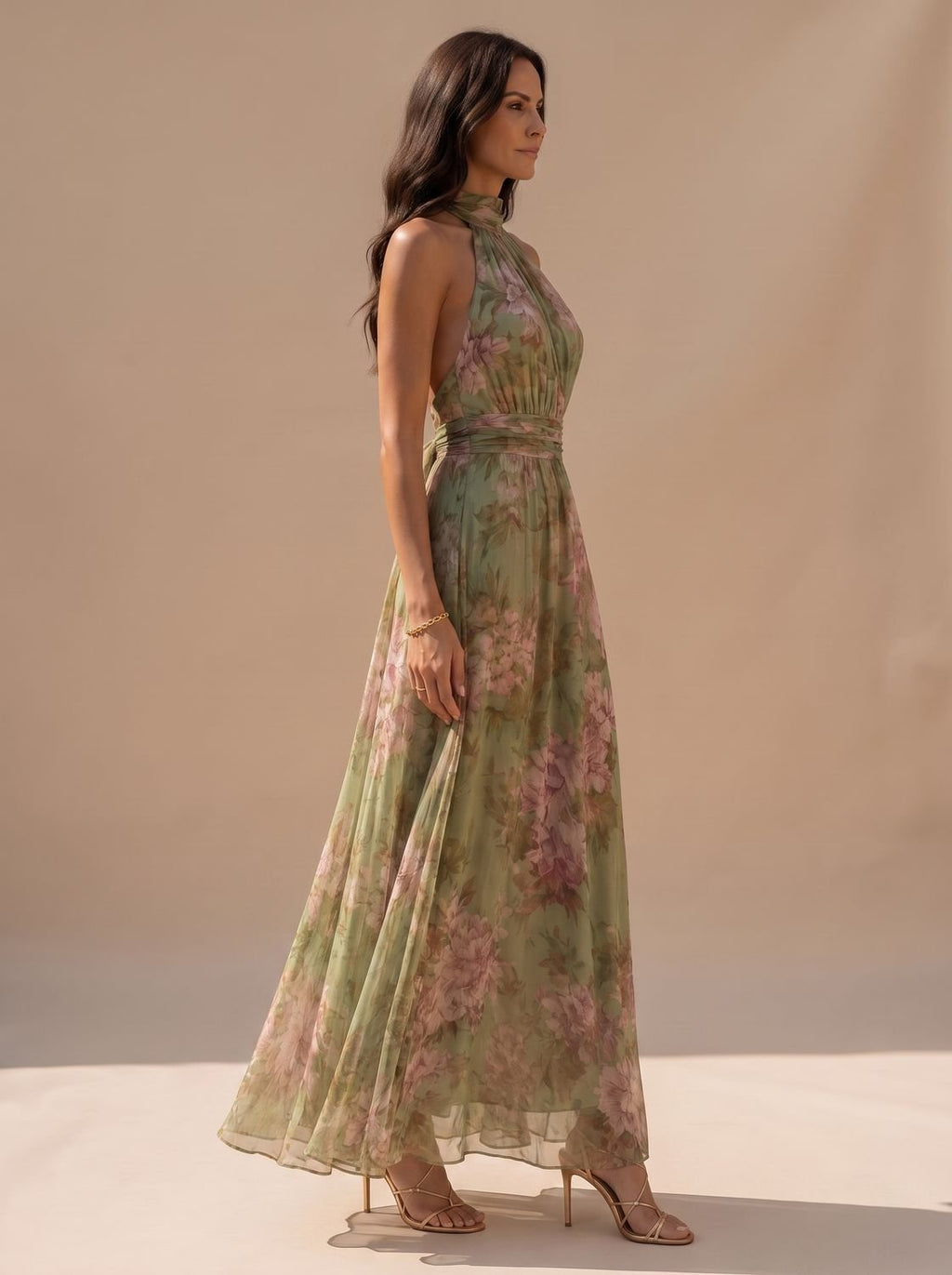 Vestido maxi de gasa con estampado floral rosa sobre fondo verde salvia