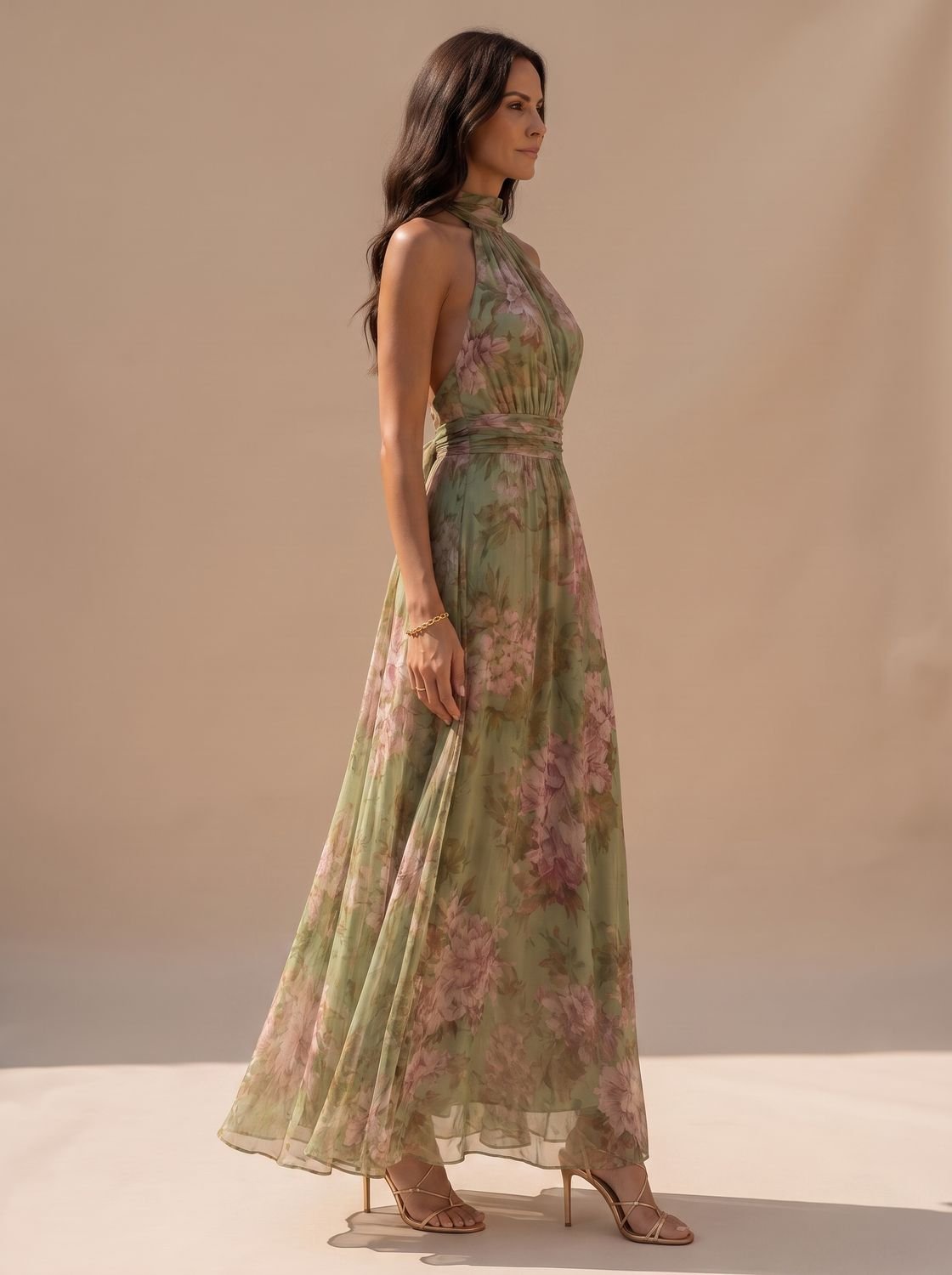 Vestido maxi de gasa con estampado floral rosa sobre fondo verde salvia
