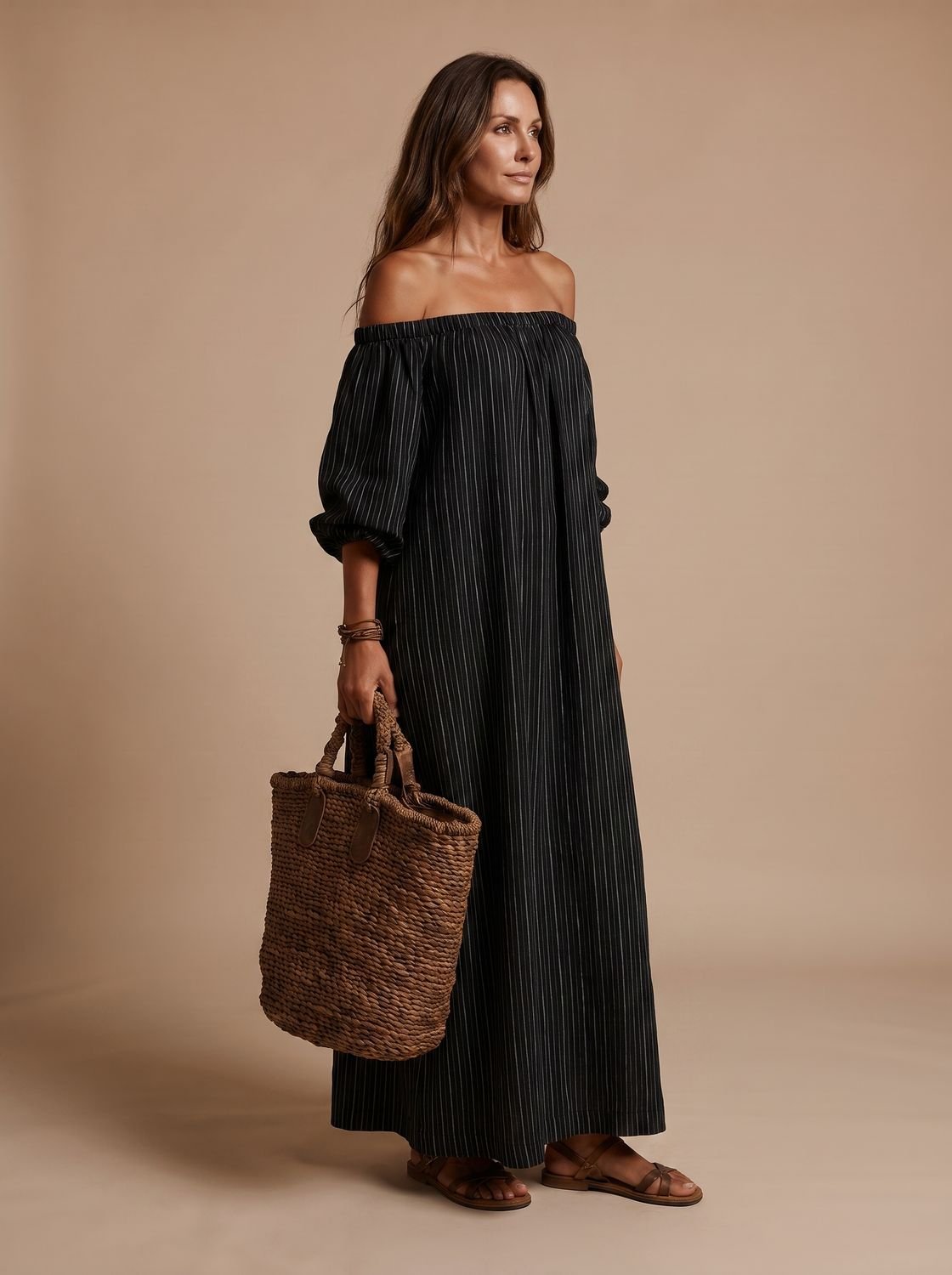 Vestido boho de rayas usado como cover-up de playa sobre bañador