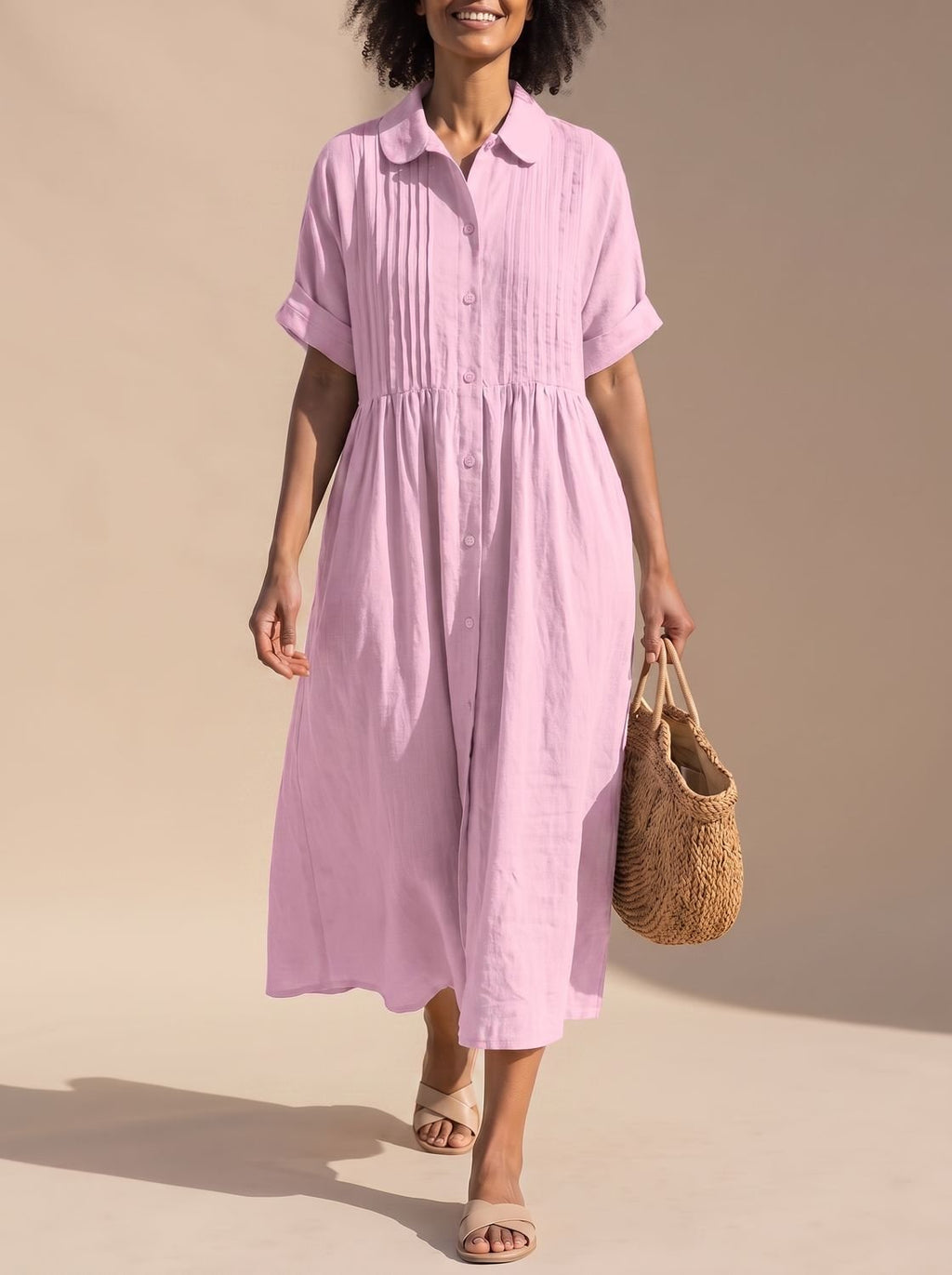 Modelo luciendo vestido camisero midi de algodón en tono rosa