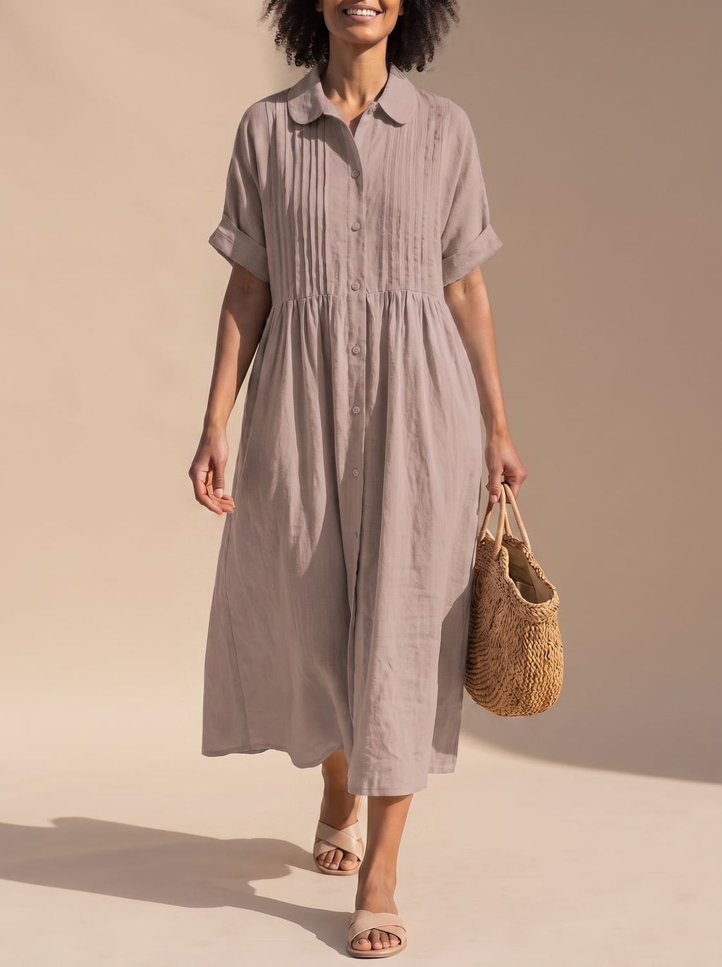 Mujer paseando con vestido camisero midi de algodón verde salvia