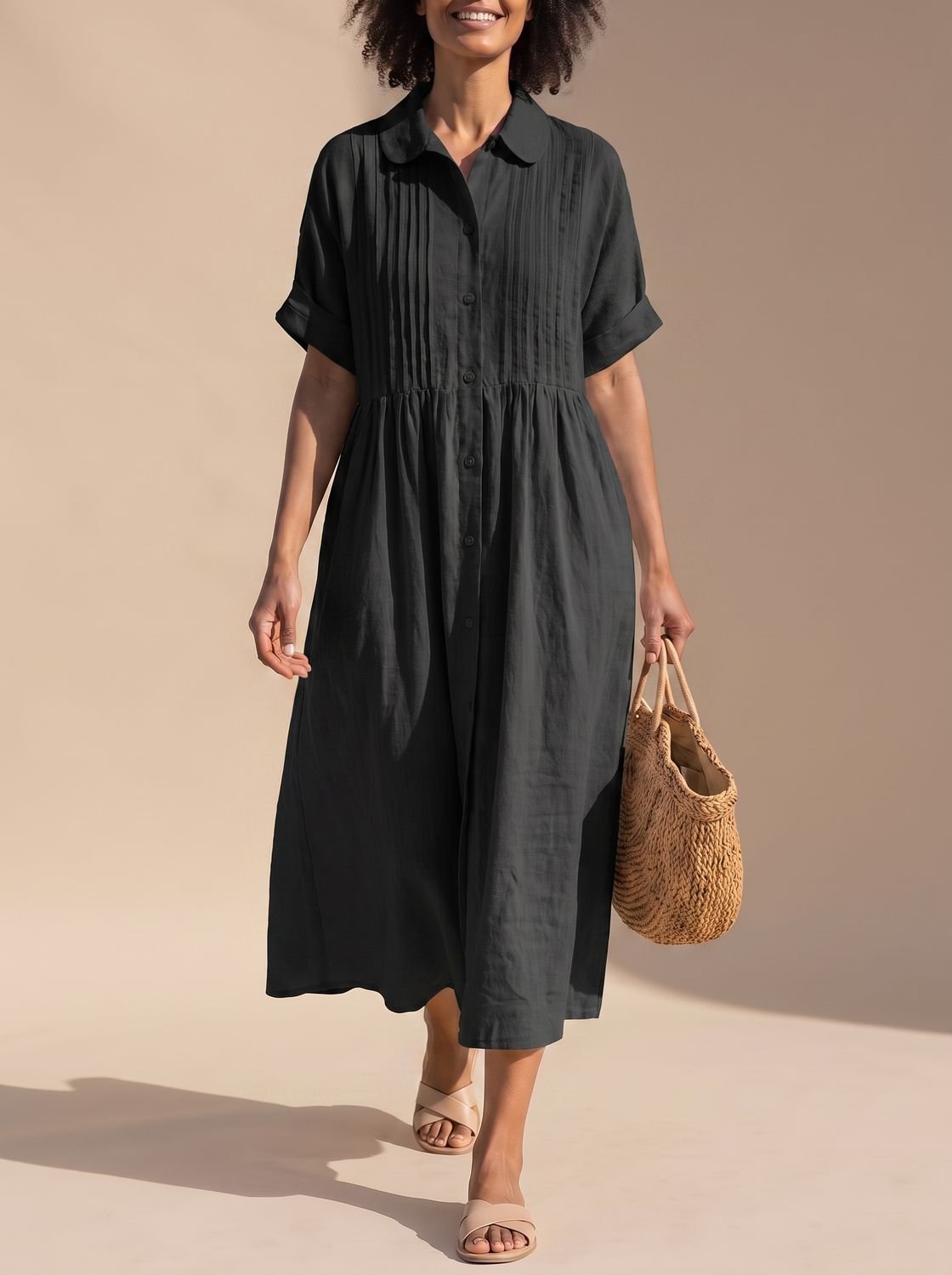 Vestido camisero midi de algodón combinado con sandalias planas