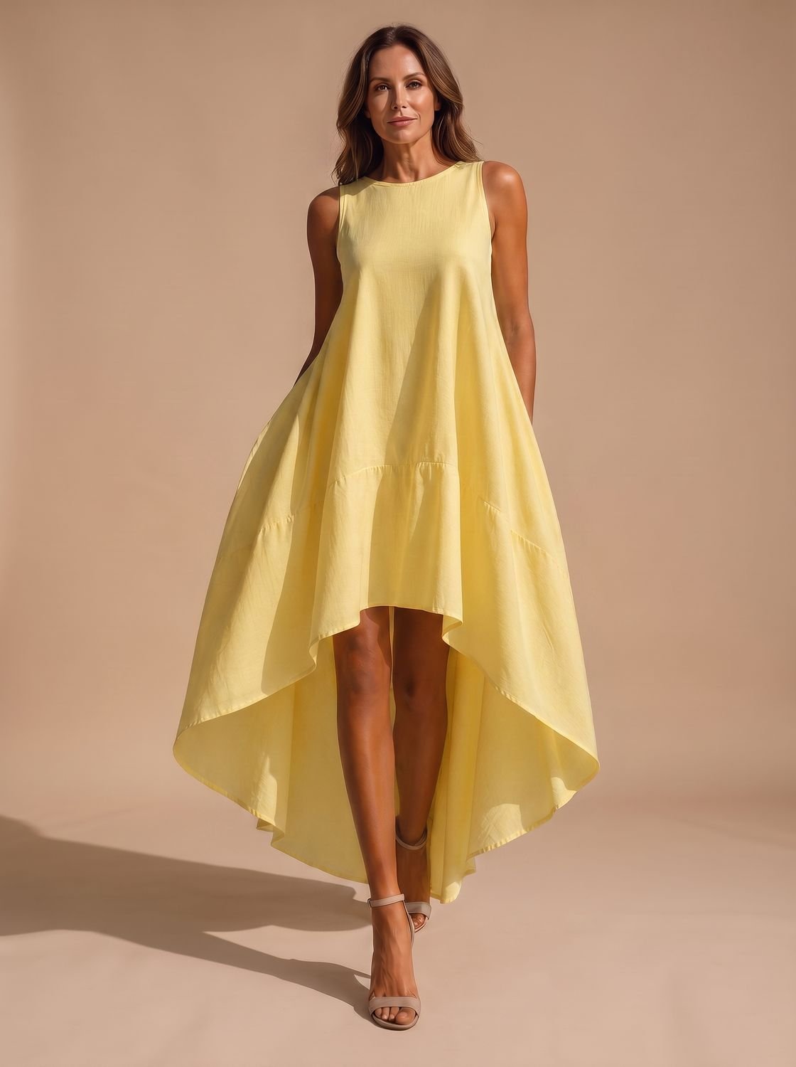 Vestido midi asimétrico visto desde atrás mostrando el largo trasero
