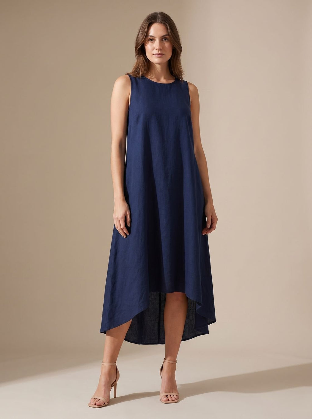 Vestido boho combinado con sandalias planas para look casual