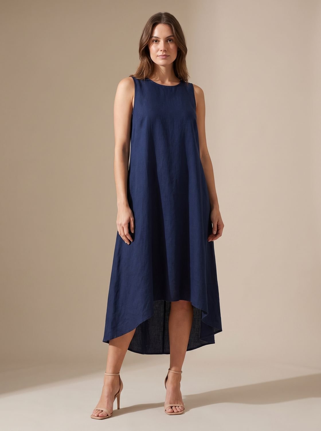 Vestido boho combinado con sandalias planas para look casual
