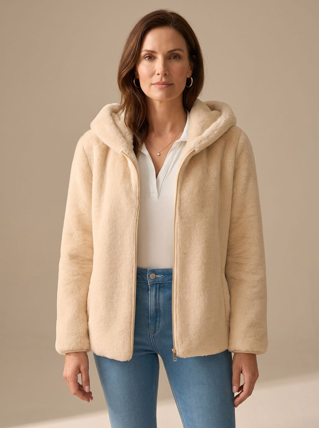 Mujer con abrigo con capucha de pelo sintético tipo teddy en color gris