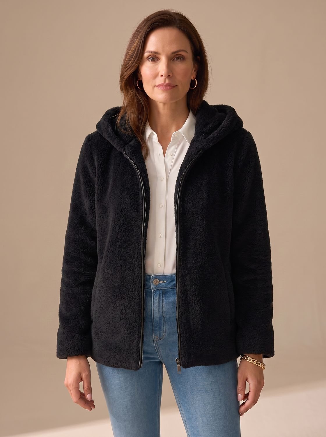 Abrigo oversize con cremallera frontal y capucha incorporada