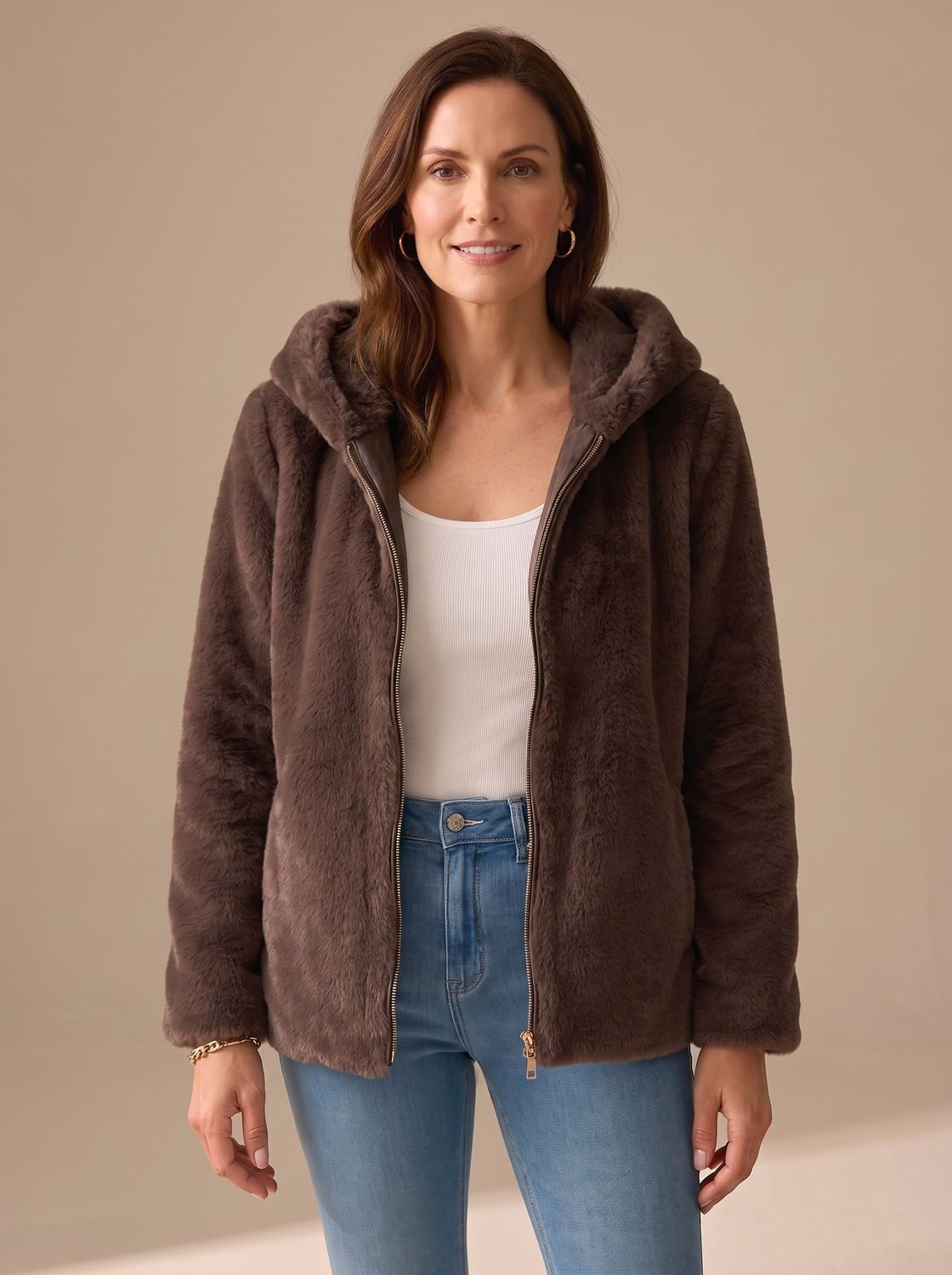 Mujer luciendo abrigo cálido con capucha en look casual de invierno