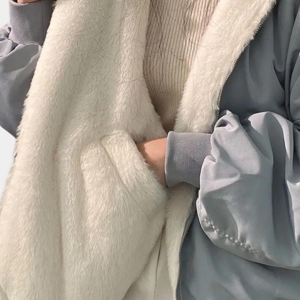 Detalle del tejido suave y cálido de la chaqueta de invierno para mujer