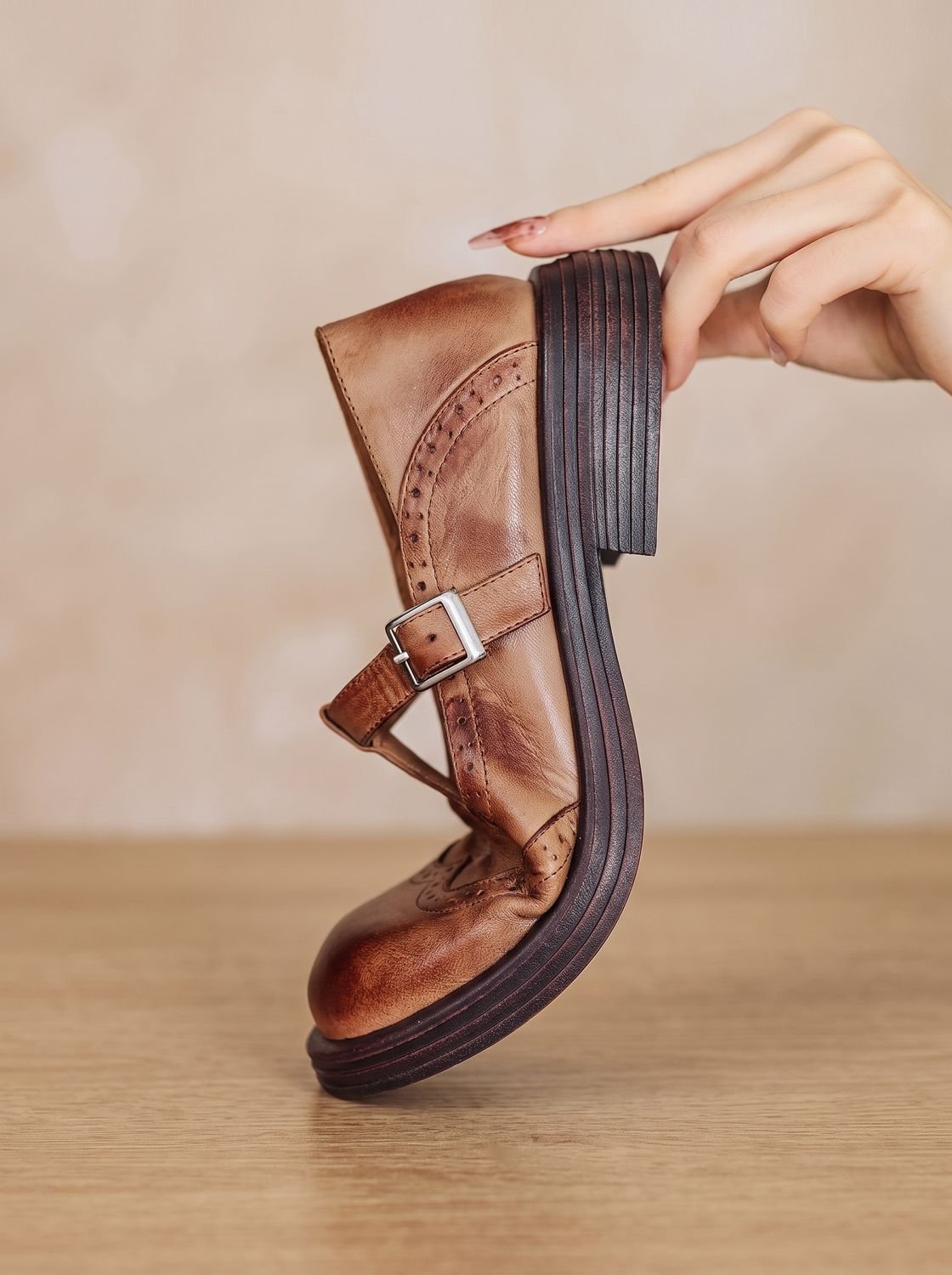 Vista lateral de zapato plano vintage con punta redonda para mujer