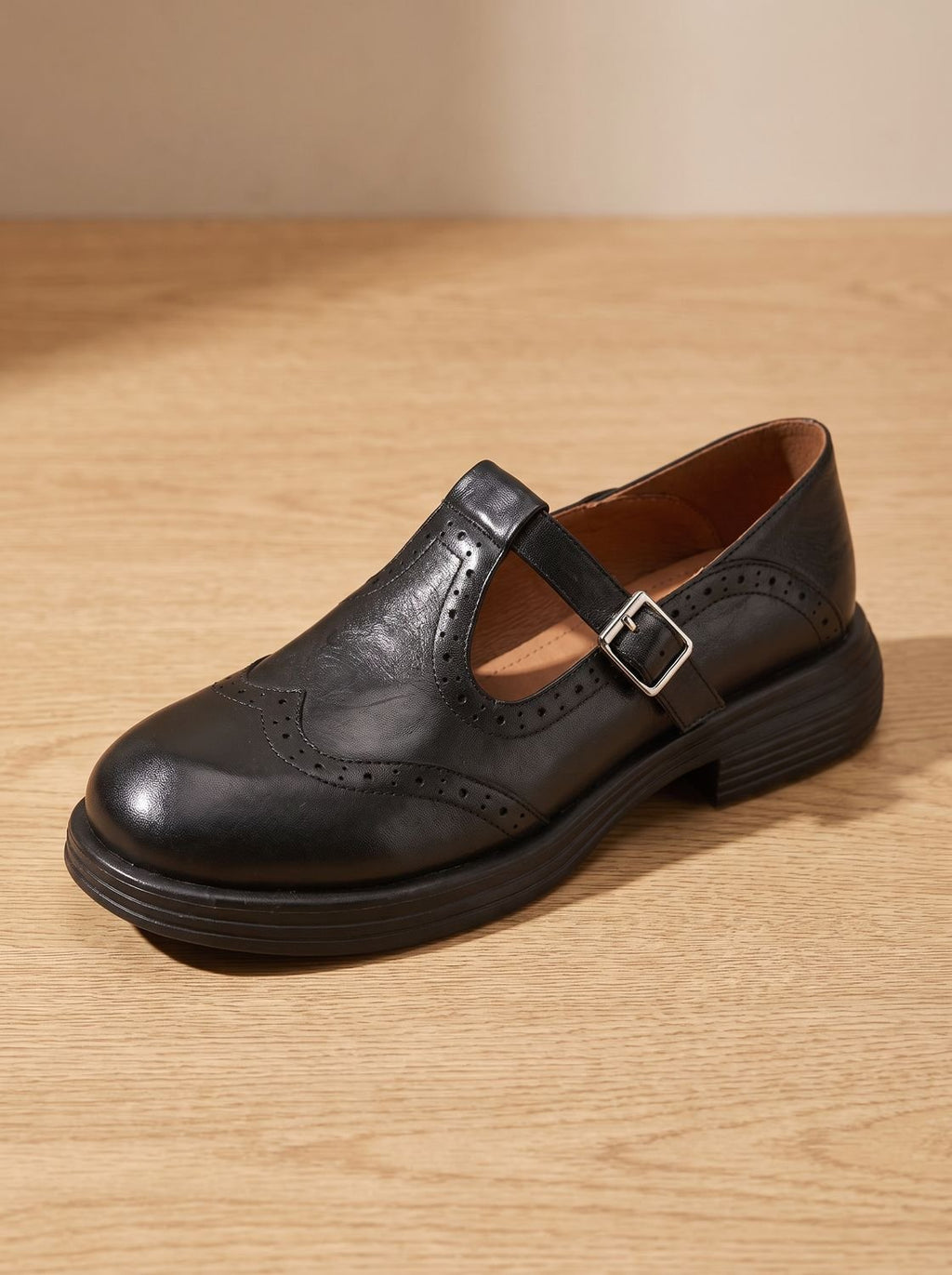 Vista trasera del zapato plano vintage con tira en T
