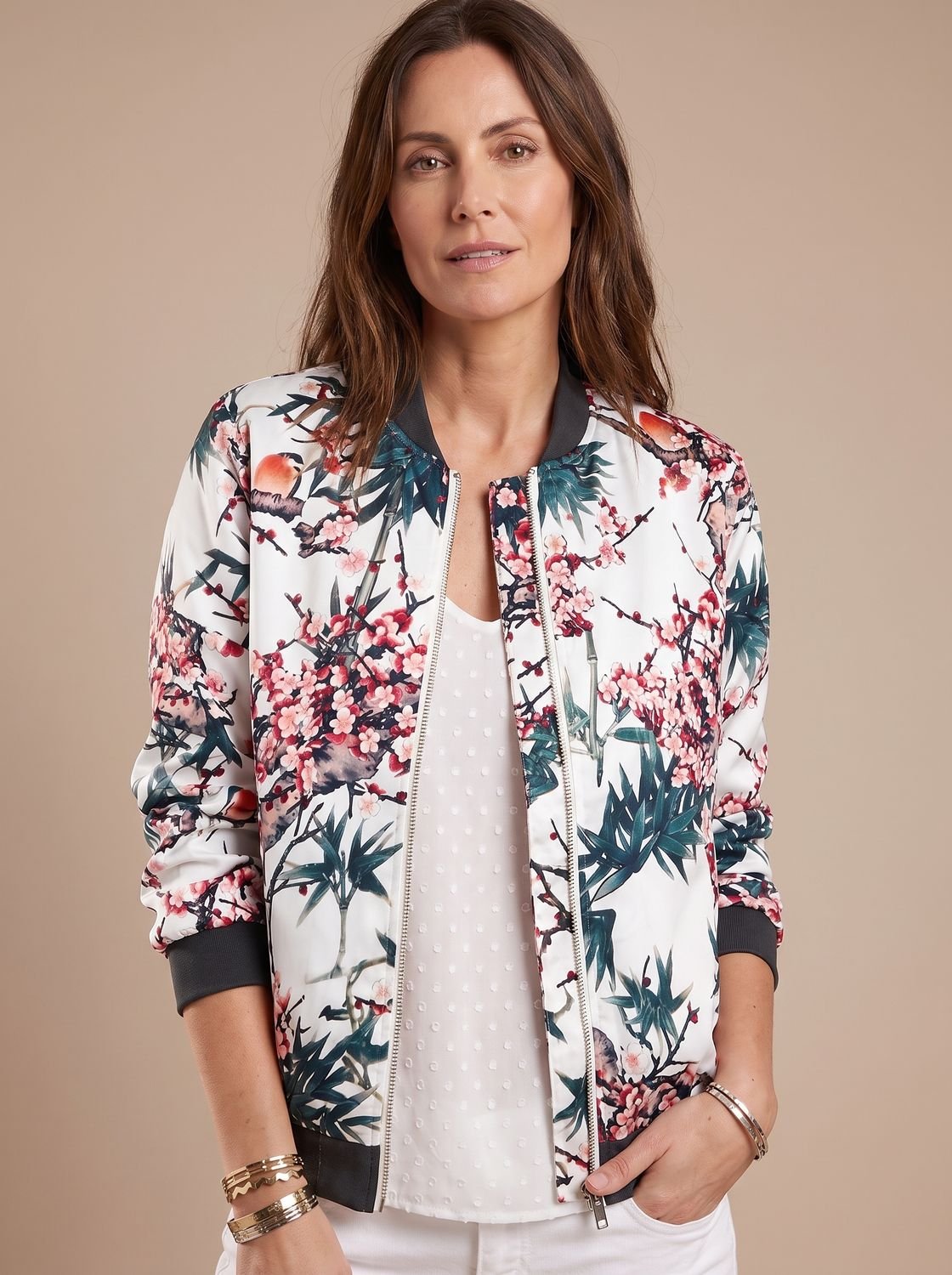 Detalle del estampado de flor de cerezo en la cazadora bomber Sakura