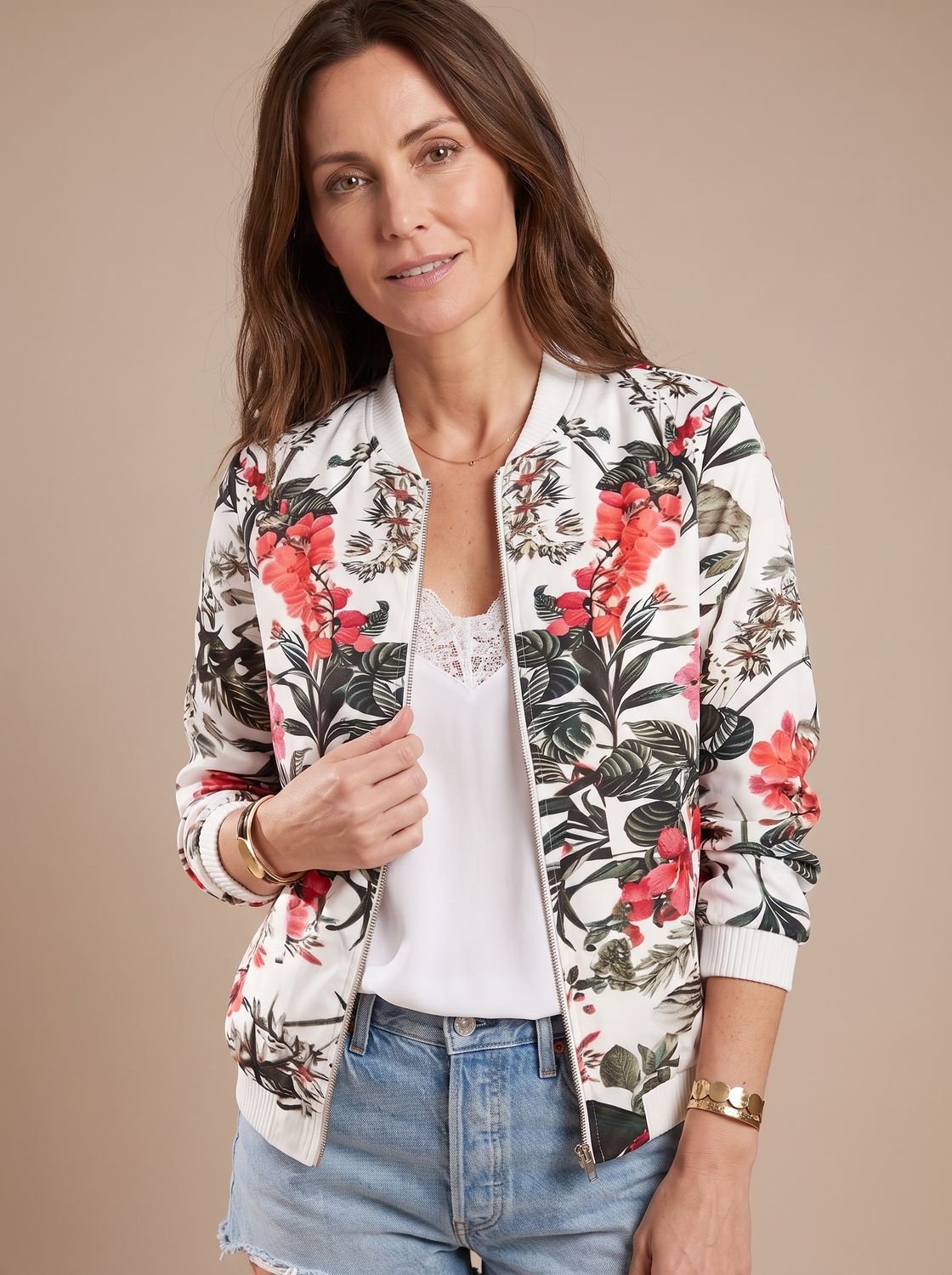 Cazadora bomber floral combinada con vestido para un look de noche