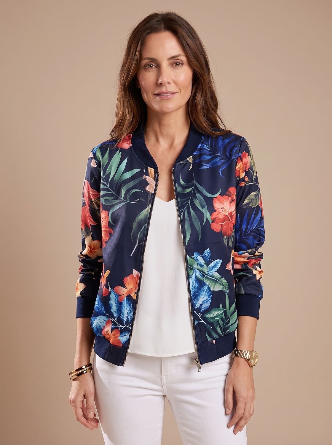 Vista trasera de la cazadora bomber con estampado floral