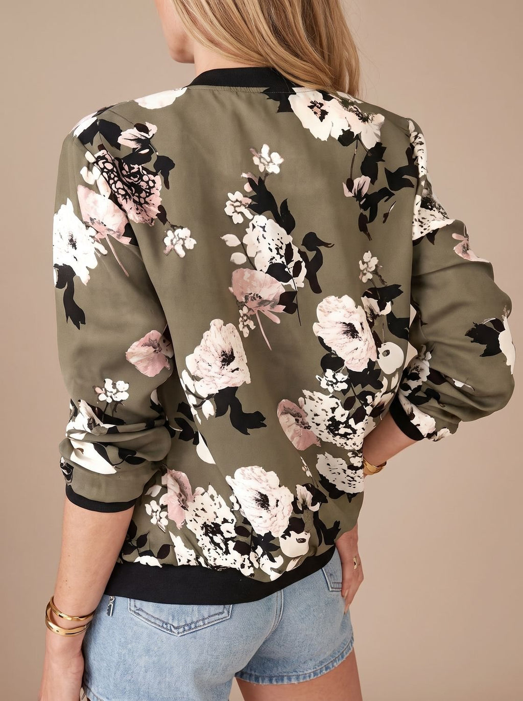 Cazadora bomber floral Sakura como prenda de entretiempo para primavera