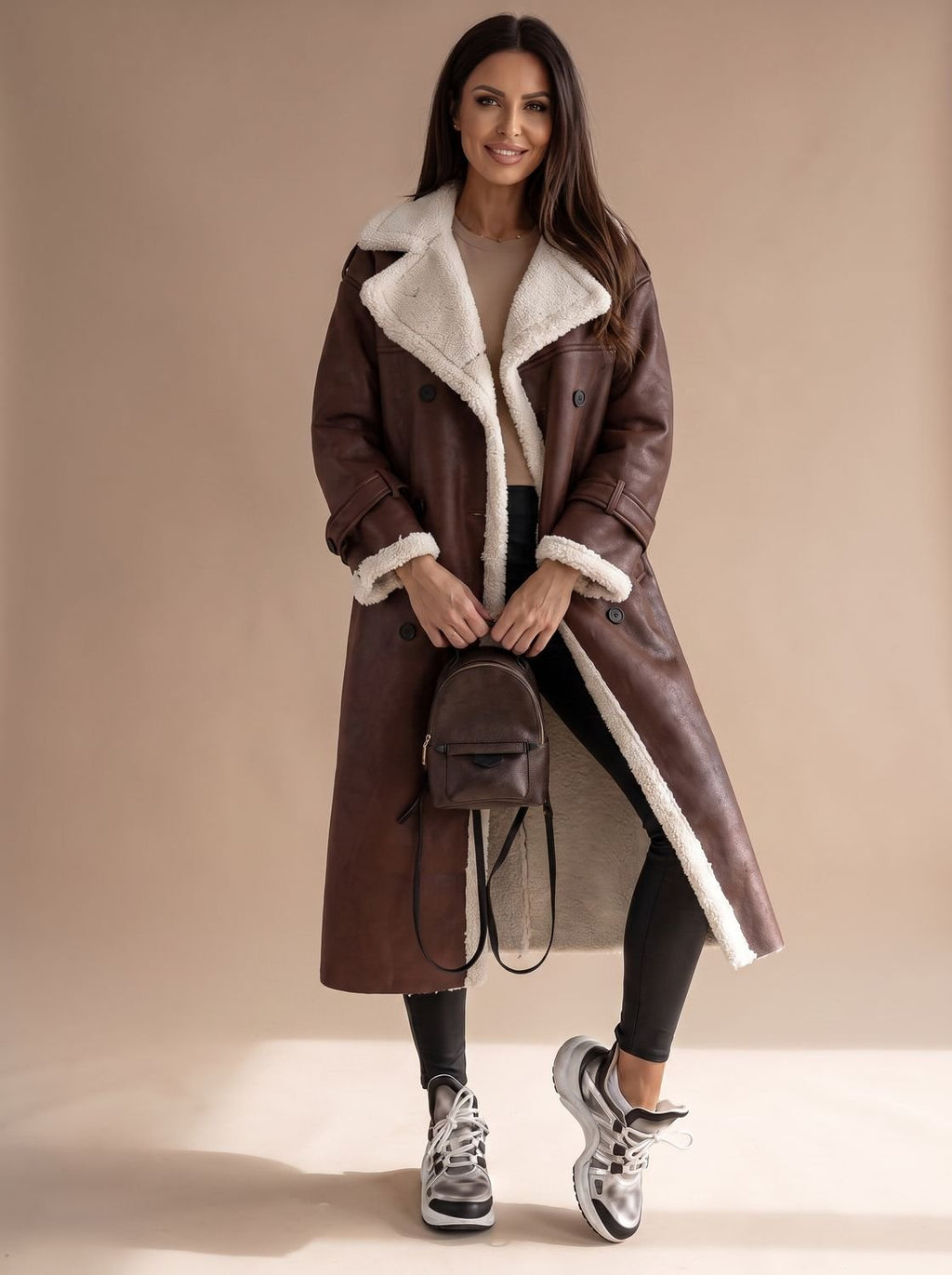 Abrigo largo de borreguito en marrón combinado con look urbano de invierno