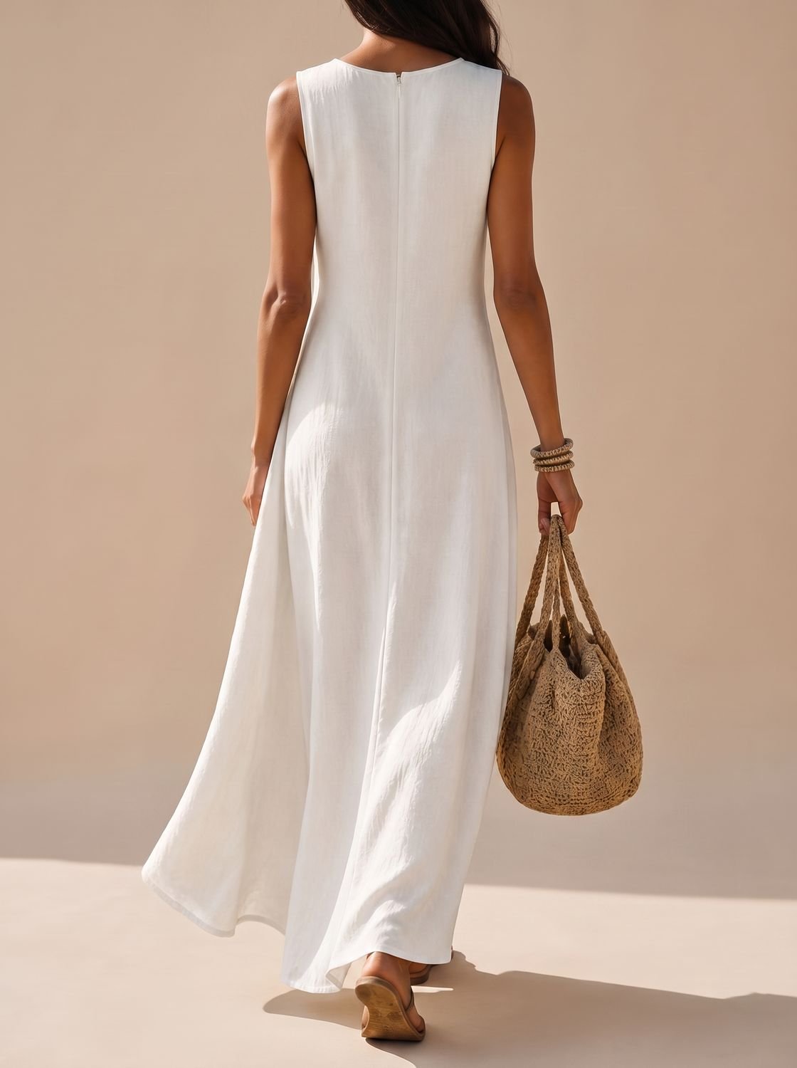 Detalle del escote redondo y la caída fluida del vestido maxi boho
