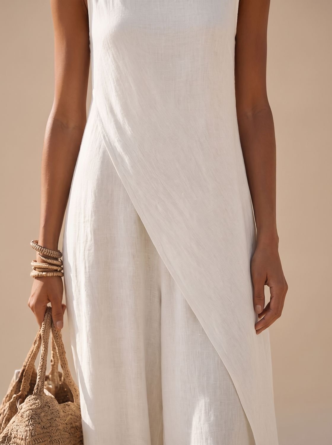 Mujer luciendo el vestido maxi boho en un entorno mediterráneo al atardecer