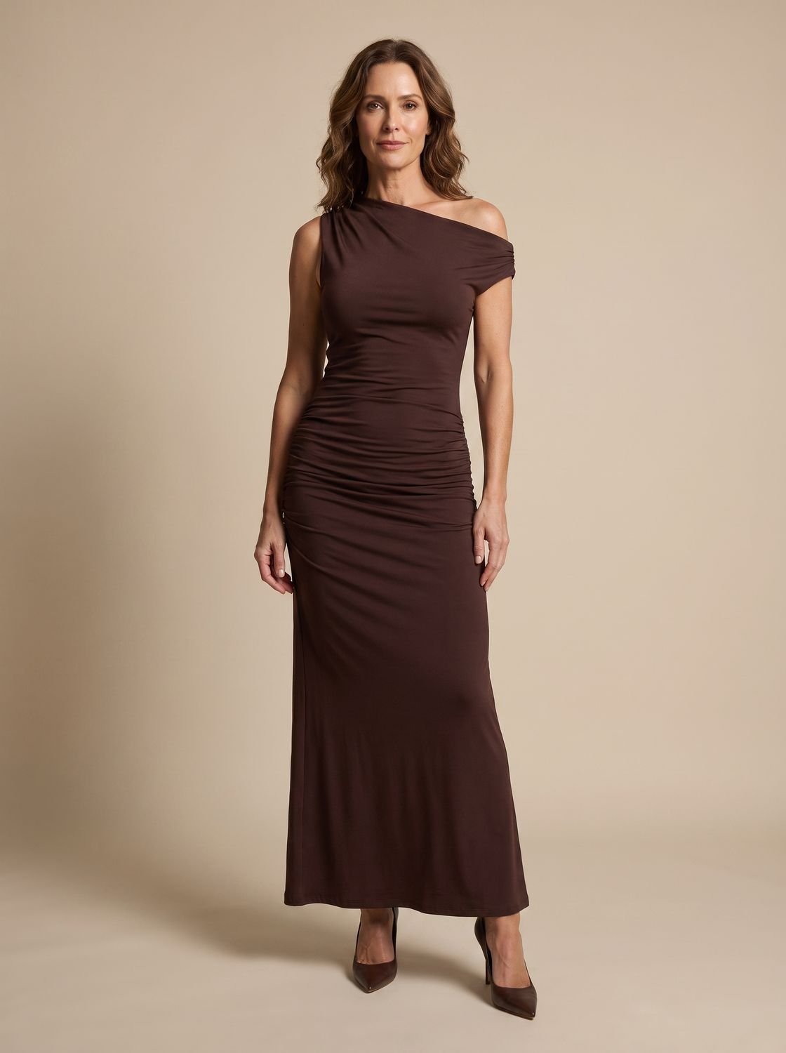 Mujer con vestido largo de un hombro color marrón en silueta ceñida tipo columna
