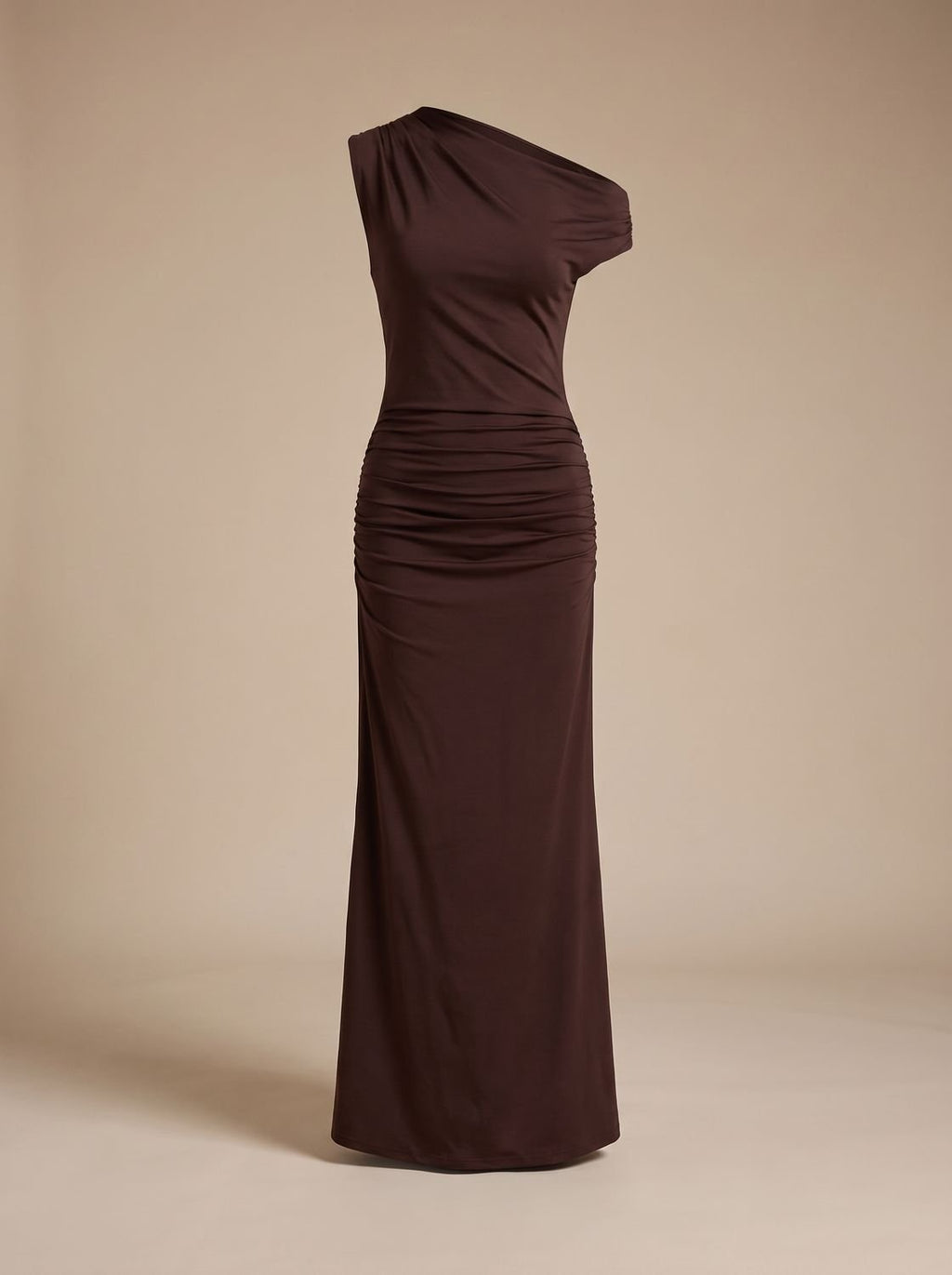 Vestido de un hombro marrón hasta el tobillo, ideal para eventos formales