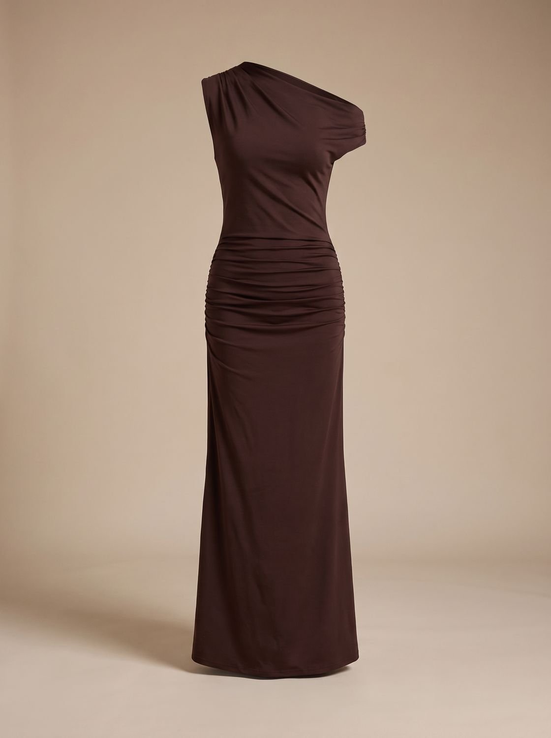 Vestido de un hombro marrón hasta el tobillo, ideal para eventos formales