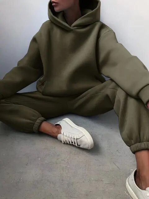 Mujer con conjunto oversize en ambiente casual de interior