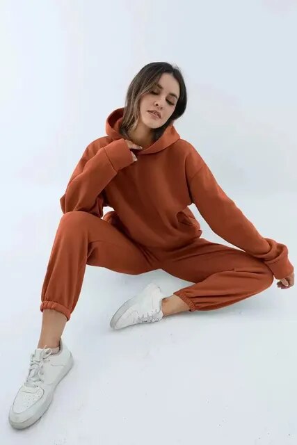 Conjunto de sudadera y pantalón combinado con calzado casual