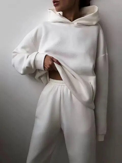 Mujer luciendo conjunto de sudadera con capucha y pantalón oversize