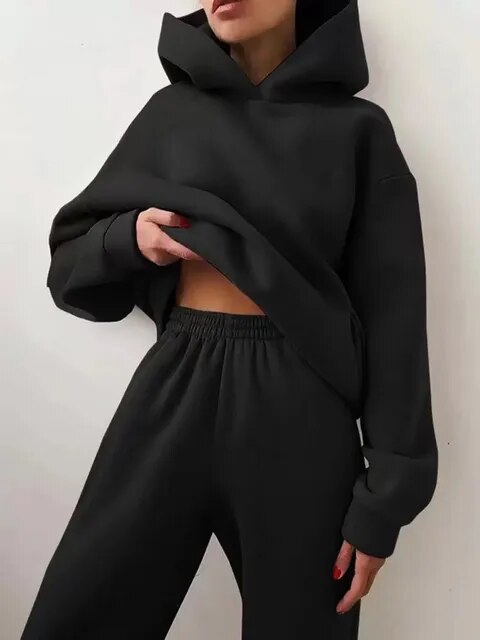 Detalle de la capucha del conjunto de chándal para mujer