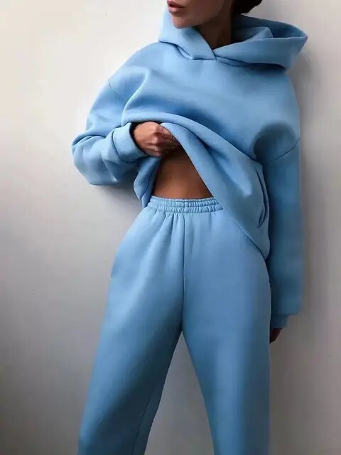 Vista frontal del conjunto de sudadera y pantalón oversize