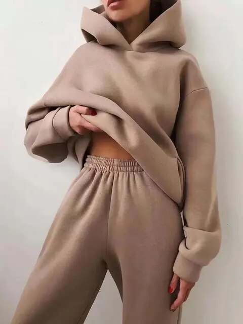 Vista trasera del conjunto de chándal con capucha para mujer